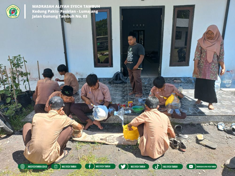 Siswa Madrasah Aliyah Syech Tambuh Praktik Membuat Pot Dari Galon Bekas Dalam Pembelajaran Prakarya